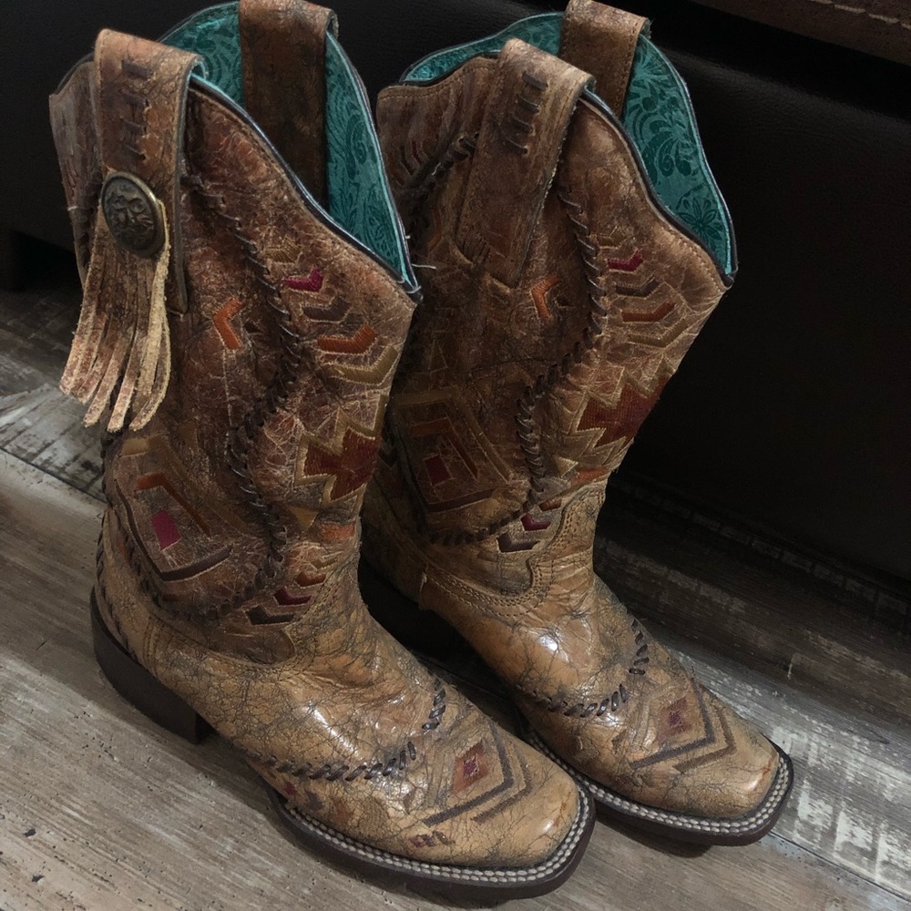 ‼️ SOLD ‼️ Corral Embroidered Aztec boots size 6